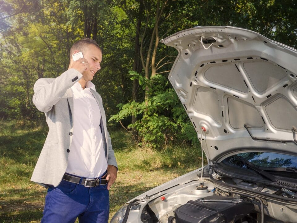 Kateri avtoservis poklicati v primeru nezgode?