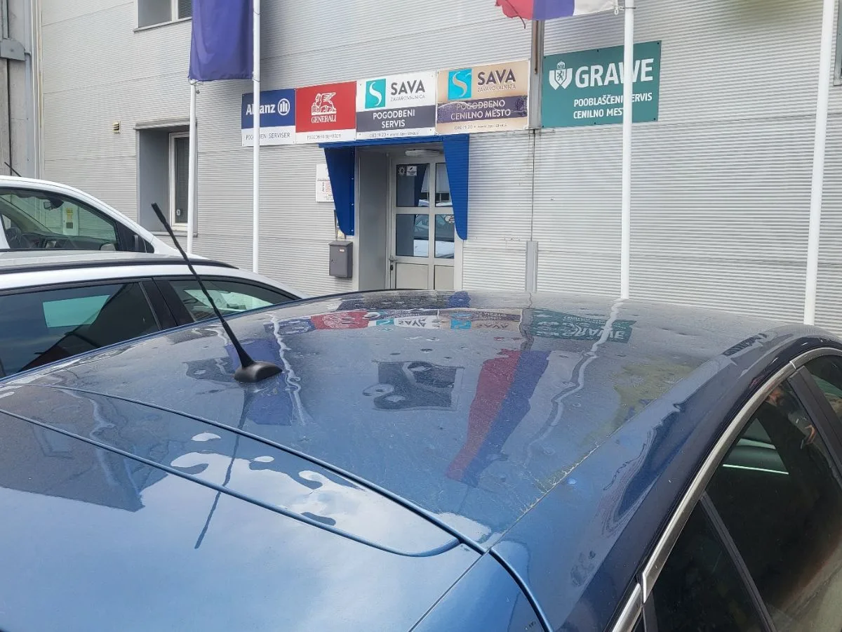 Vozilo poškodovano od toče pred podjetjem Frko