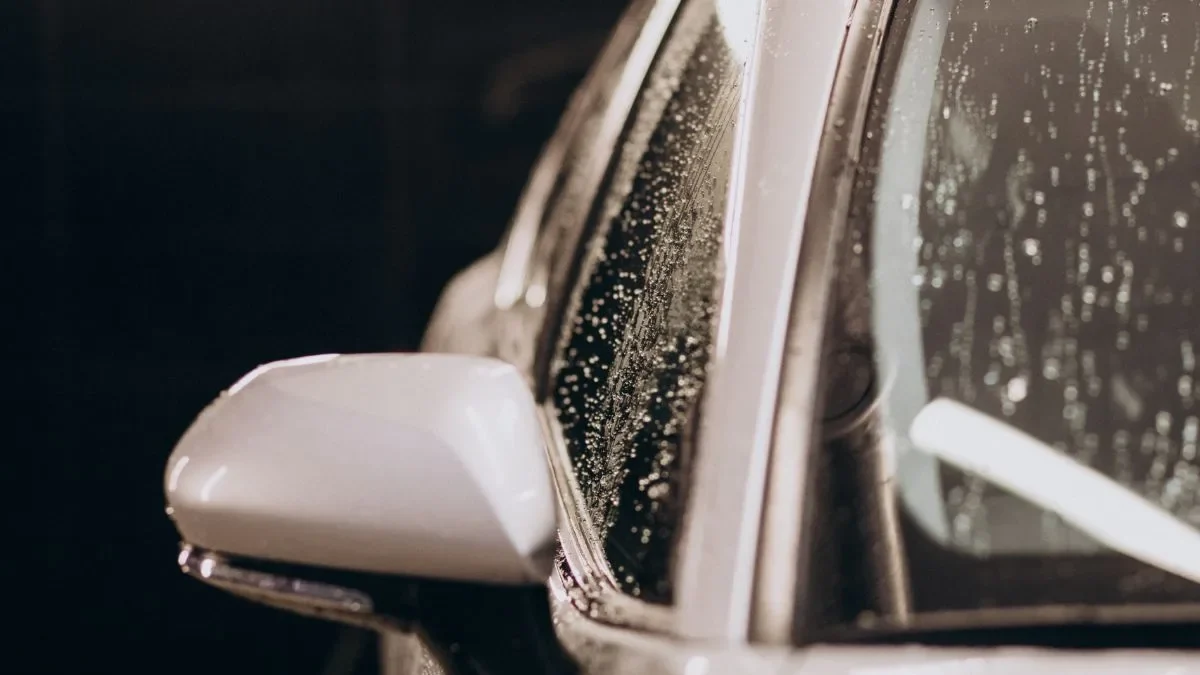 Slika nezaščitenega avta pred točo