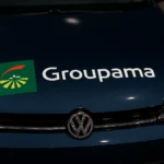 Groupama logotip na pokrovu avtomobila – Frko d.o.o. pogodbeno cenilno mesto za prijavo škode